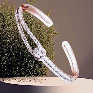 KNOT BRACELET CRYSTAL DIAMOND PAVE SETTING